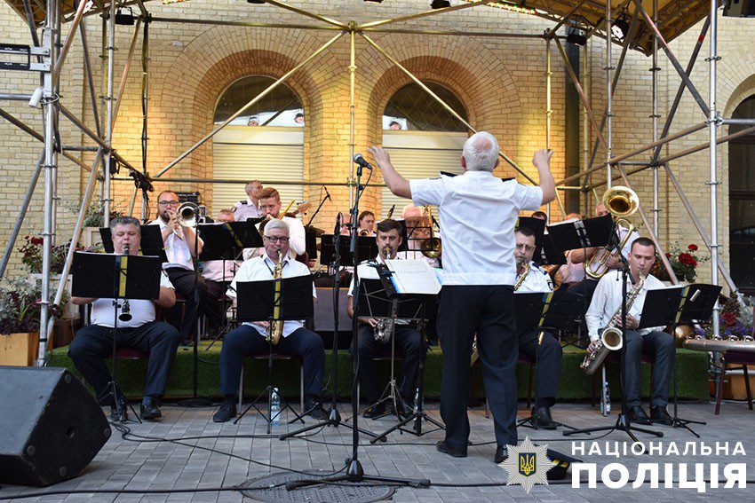 У Києві поліцейський оркестр долучився до збору на імплантацію для воїнів