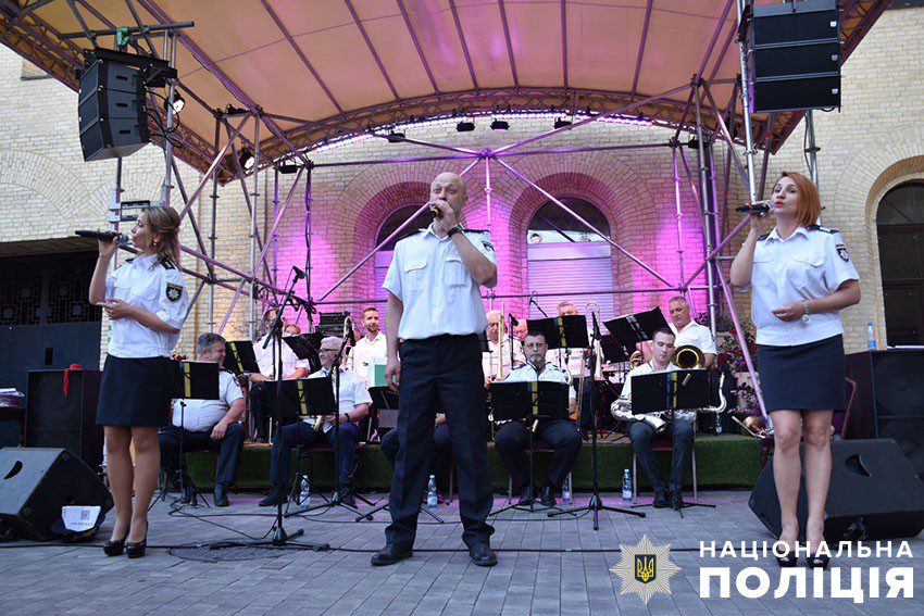 У Києві поліцейський оркестр долучився до збору на імплантацію для воїнів (фото, відео)