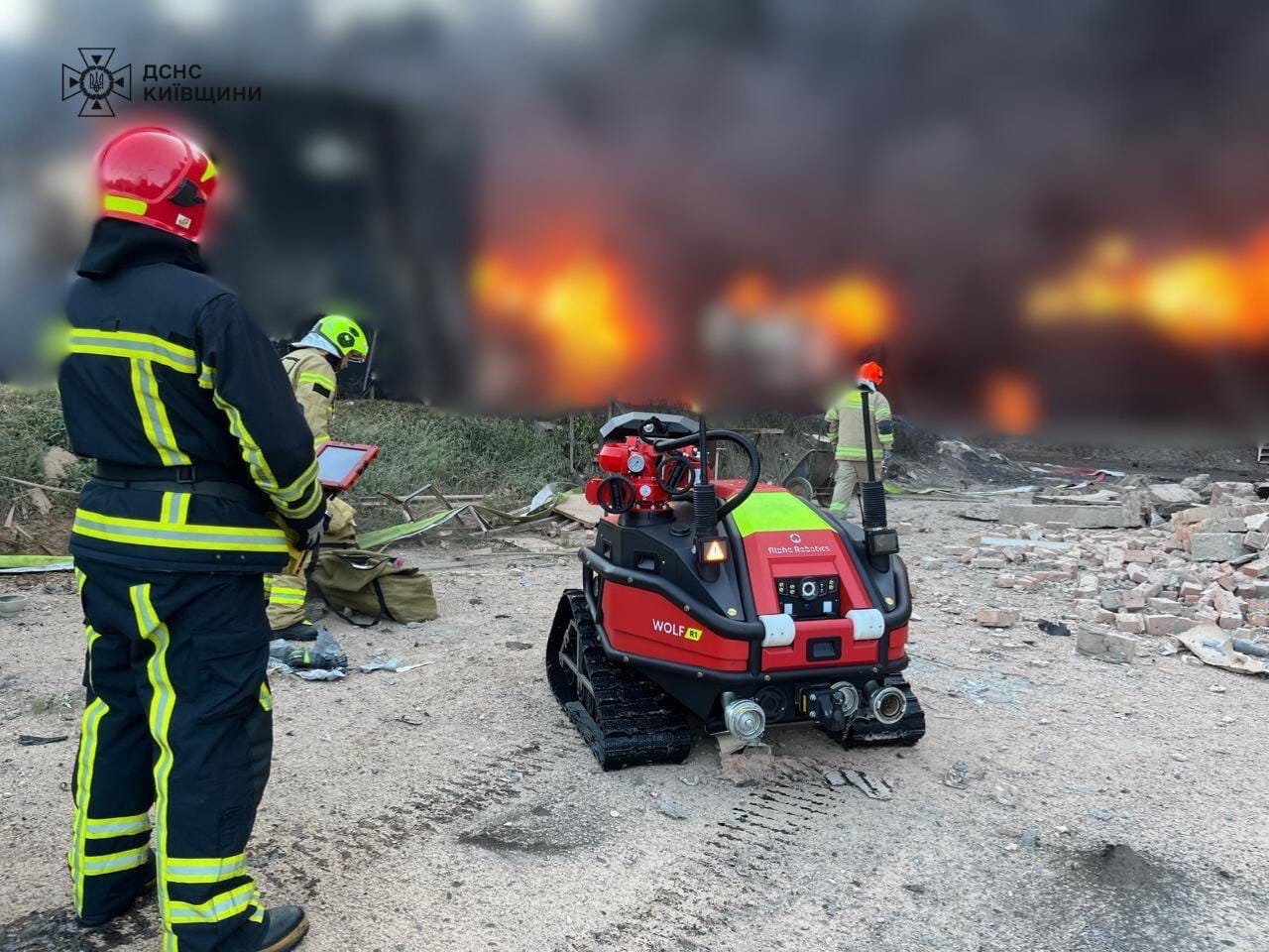 На Київщині ліквідували пожежу на промисловому обʼєкті, що виникла внаслідок нічної ворожої атаки (фото)