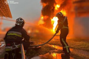 На Київщині після ворожої ракетної атаки сталась пожежа на промисловому об’єкті (фото)