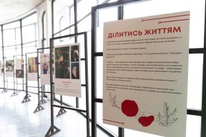 У Києві на станції метро “Золоті ворота” працює виставка, присвячена донорам (фото)