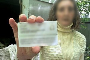 Затримано 60-річну жінку, яку розшукували за осквернення могил захисників України