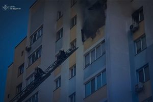 Під Києвом при пожежі від вибуху акумулятора з багатоповерхівки врятували 2 та евакуювали 8 осіб (фото)