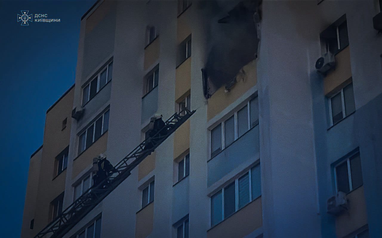 Під Києвом при пожежі від вибуху акумулятора з багатоповерхівки врятували 2 та евакуювали 8 осіб (фото)