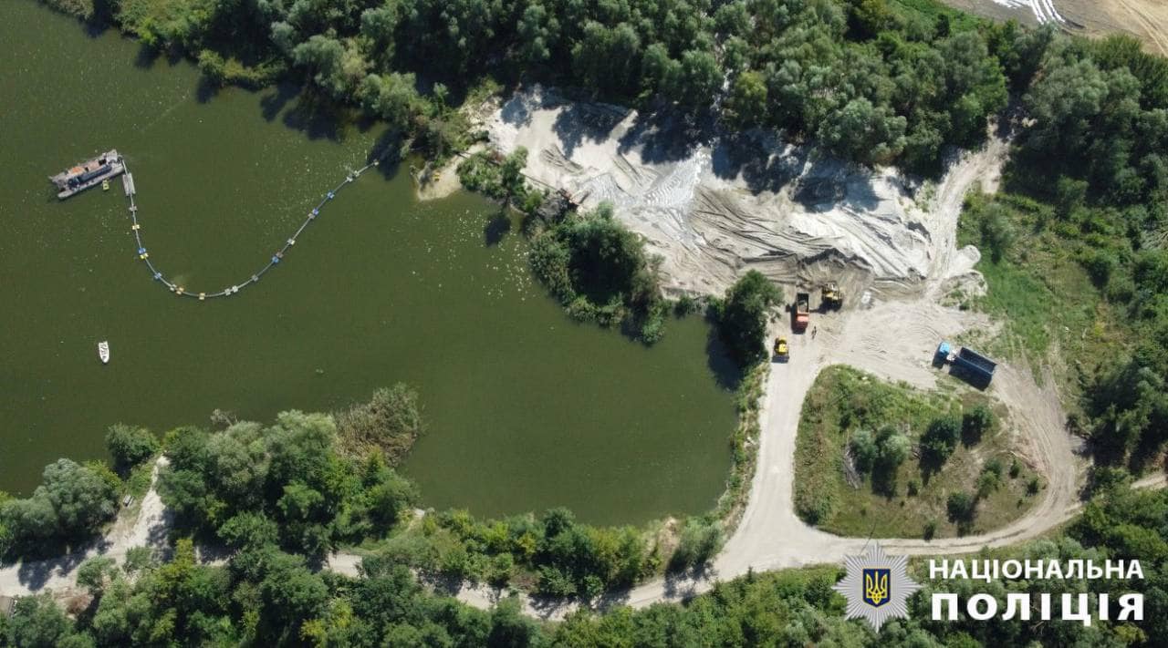 На Білоцерківщині двоє чоловіків підозрюються в організації незаконного видобутку 2 тисяч тонн піску