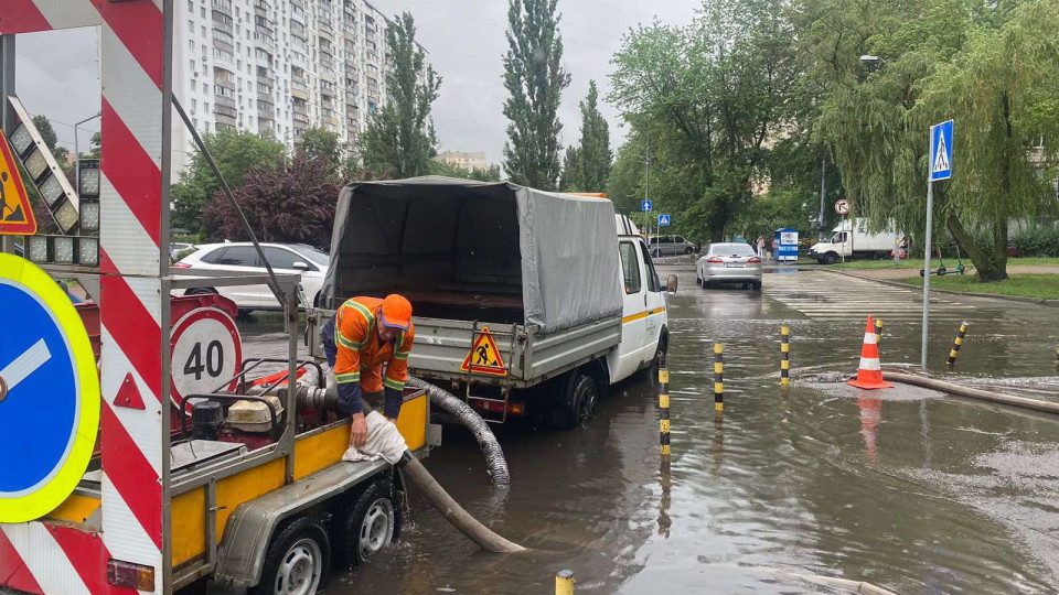 Київ поплив: у мережі ширяться відео наслідків зливи