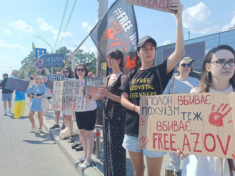 У Києві на Берестейському проспекті провели акцію-нагадування на підтримку полонених захисників "Азовсталі"