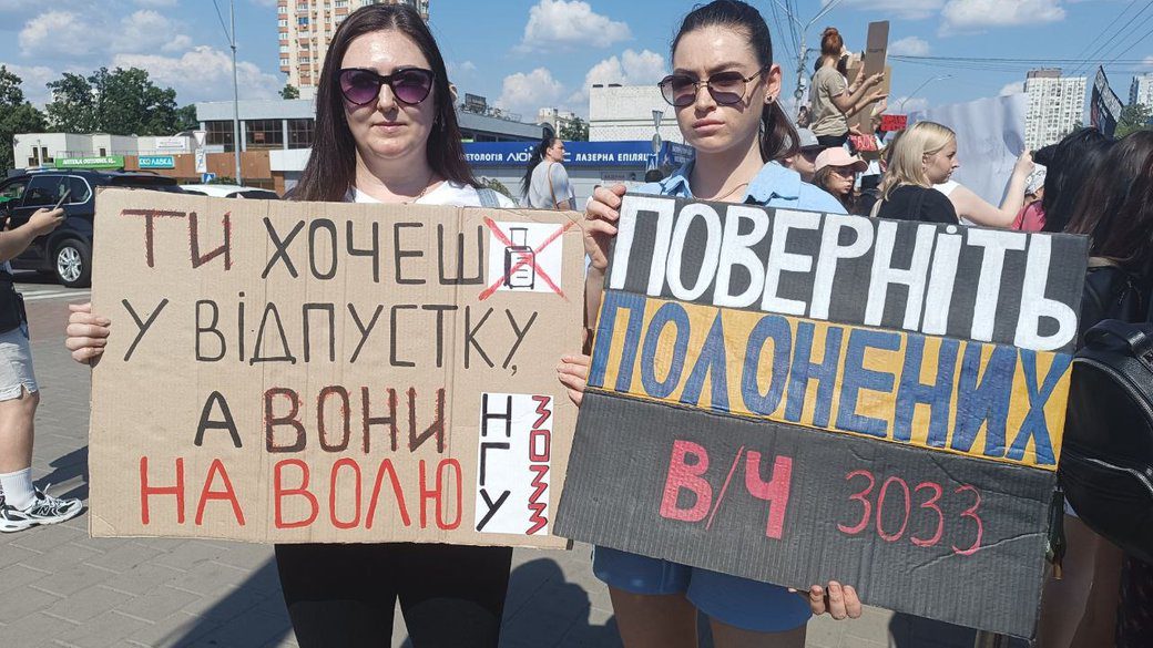 У Києві на Берестейському проспекті провели акцію-нагадування на підтримку полонених захисників "Азовсталі"