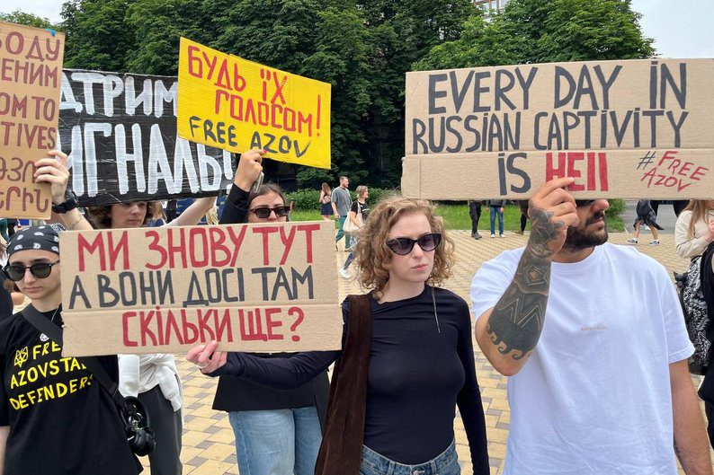 “Забуття = небуття”: у Києві на бульварі Міхновського провели акцію на підтримку полонених захисників "Азовсталі"