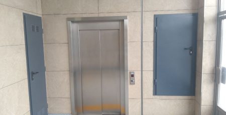 Метро “Оболонь” для всіх: підземний перехід оздобили ліфтом для людей з інвалідністю