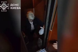 На столичній Оболоні рятувальники деблокували пенсіонерку з ліфта