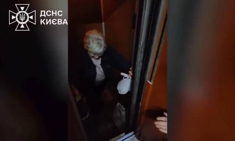 На столичній Оболоні рятувальники деблокували пенсіонерку з ліфта
