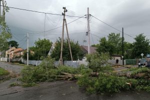 На Київщині енергетики відновили роботу 100 ліній та повернули світло в домівки 82 тисяч родин
