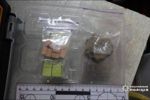 Столичні правоохоронці затримали наркодилера, який ховав наркотики в пакунках з печивом (фото)