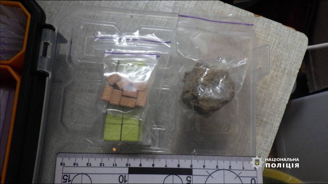 Столичні правоохоронці затримали наркодилера, який ховав наркотики в пакунках з печивом (фото)