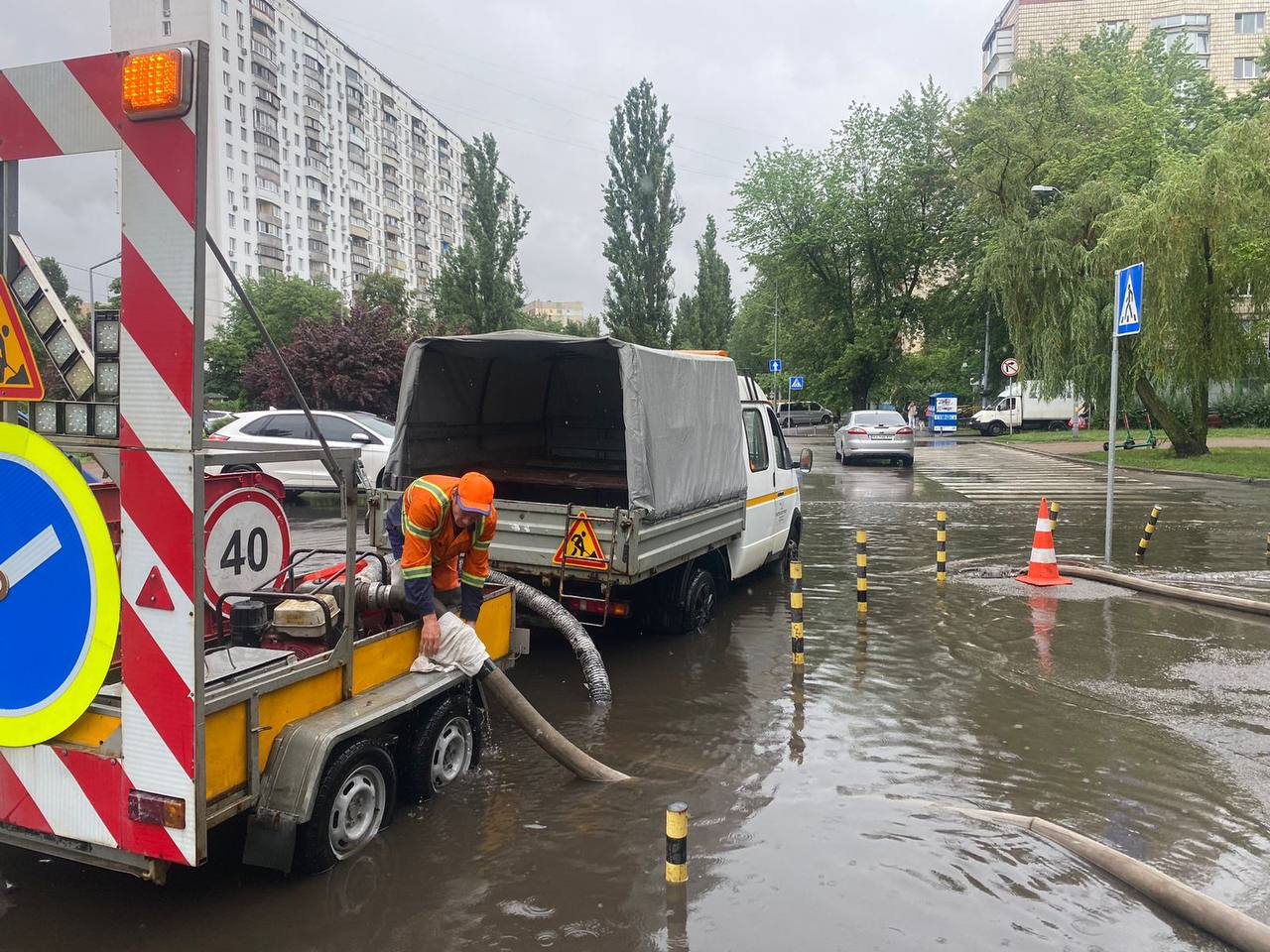 У Києві злива підтопила низку вулиць у кількох районах