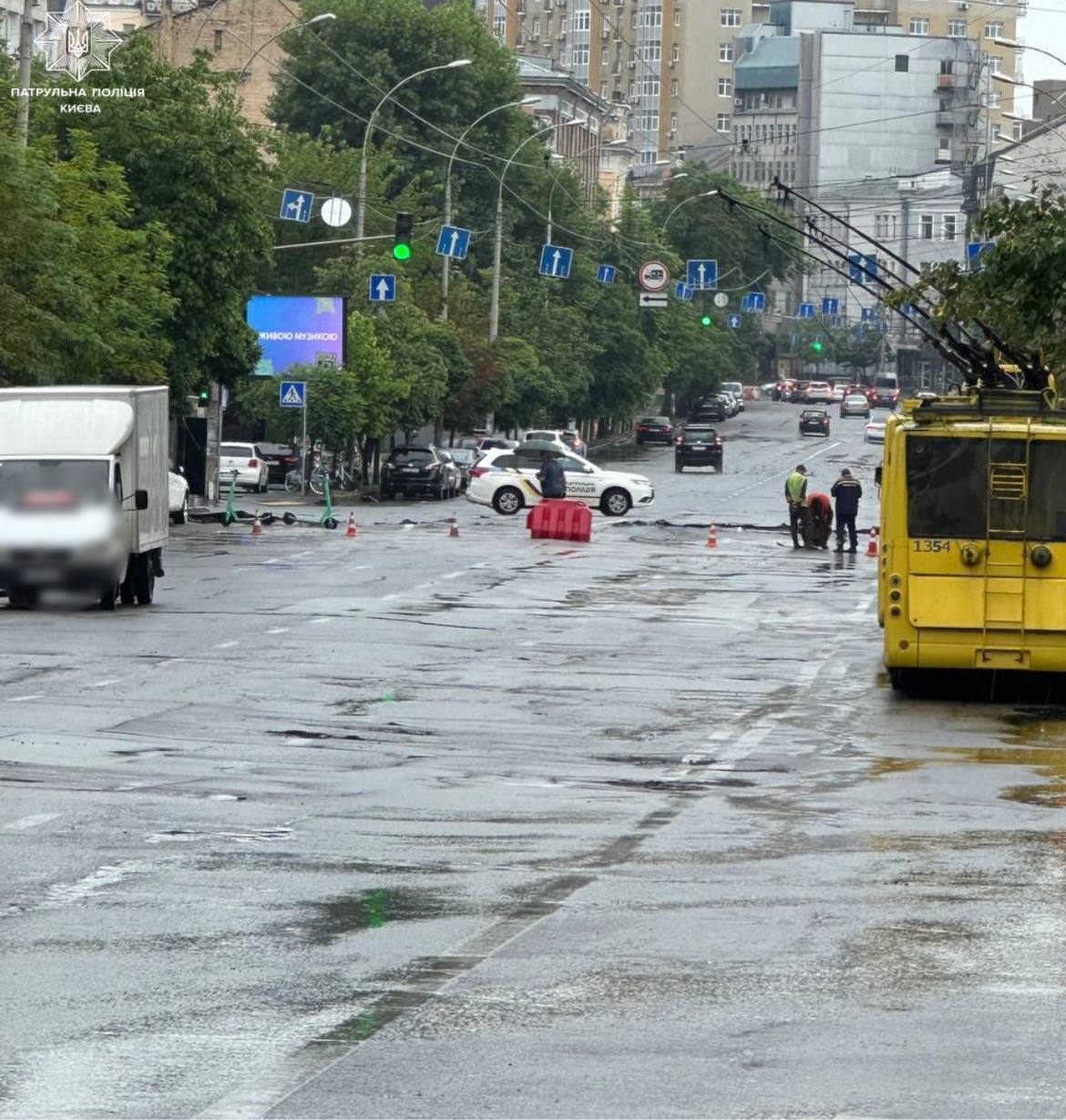 Київ накрила негода: дощ знову затопив вулиці, на Антоновича “змило” асфальт