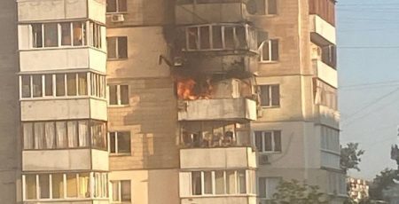 У Києві уламки ракети впали на багатоповерхівку в Оболонському районі