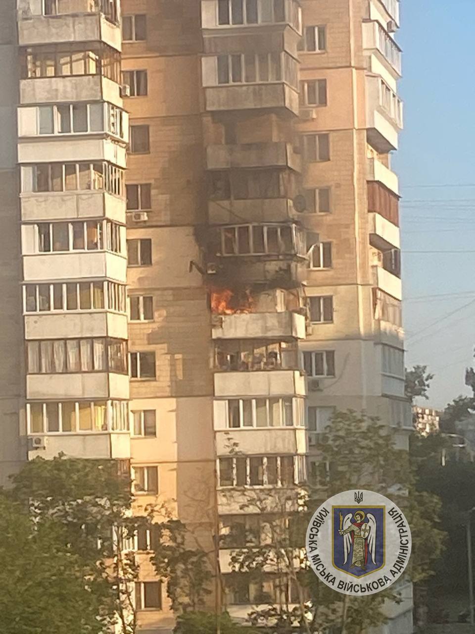 У Києві уламки ракети впали на багатоповерхівку в Оболонському районі