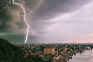 Гроза у Києві: Укргідрометцентр попередив столицю й область про погодну небезпеку