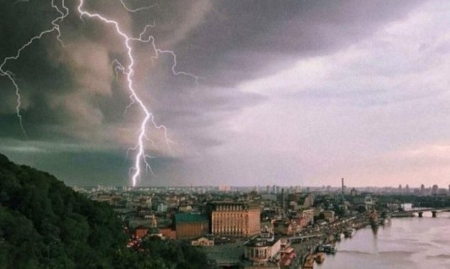Гроза у Києві: Укргідрометцентр попередив столицю й область про погодну небезпеку