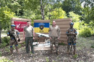 Артур Палатний від “Української команди” волонтерів передав 28-й бригаді нову партію бойових дронів