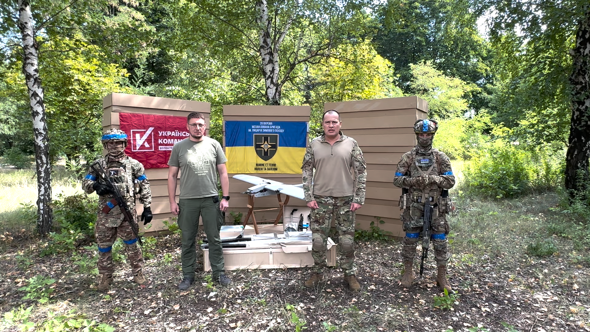 Артур Палатний від “Української команди” волонтерів передав 28-й бригаді нову партію бойових дронів