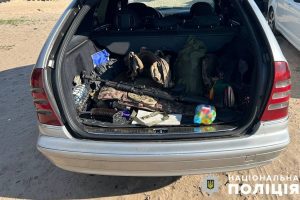 У Києві затримали 26-річного мешканця під час збуту автомату та гранат (фото, відео)