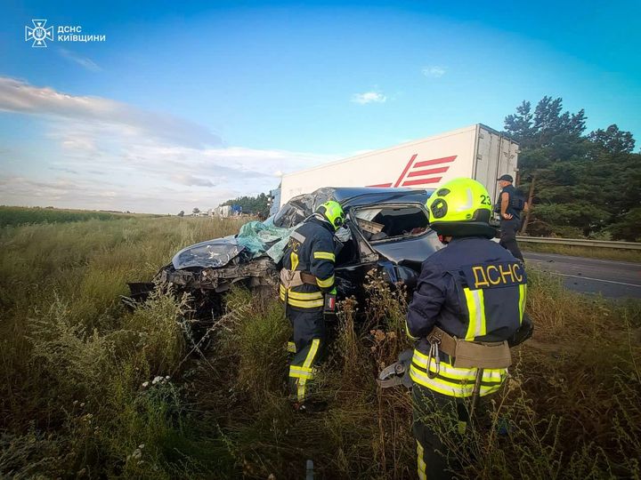 На Київщині рятувальники ліквідували наслідки смертельного зіткнення легковика та вантажівки