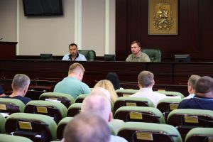 Прозорість та підзвітність: Руслан Кравченко попередив підрядників про розірвання договорів за зрив термінів та якості відбудови