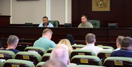 Прозорість та підзвітність: Руслан Кравченко попередив підрядників про розірвання договорів за зрив термінів та якості відбудови