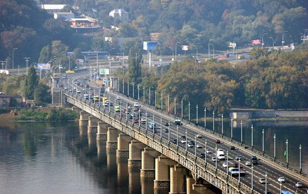 Можливі “водоспади”: на тепломагістралі під мостом Патона розпочались гідравлічні випробування