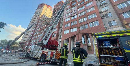 У Дніпрі рятувальники виявили у зруйнованому російською ракетою будинку тіло жінки