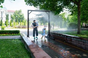 У Києві встановлюють рамки-розпилювачі води для охолодження в літню спеку (локації)