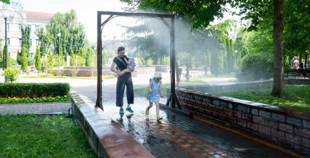 У Києві встановлюють рамки-розпилювачі води для охолодження в літню спеку (локації)