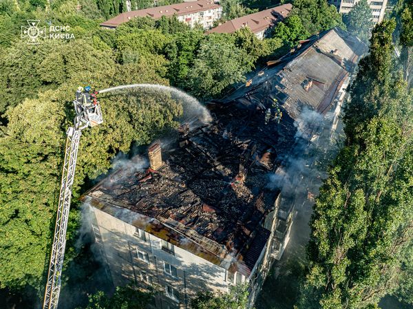 У Києві згорів дах багатоповерхівки, при ліквідації пожежі евакуювали мешканців (фото, відео)