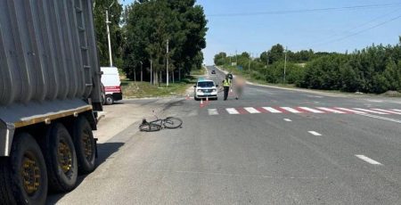 На Київщині під колесами вантажівки загинув велосипедист