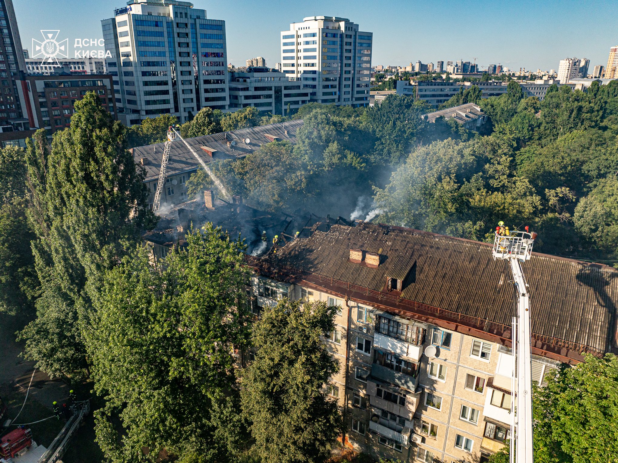 У Києві згорів дах багатоповерхівки, при ліквідації пожежі евакуювали мешканців (фото, відео)