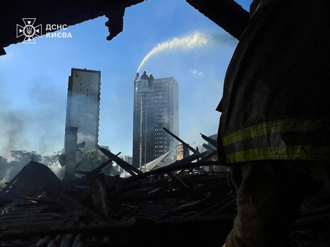 У Києві згорів дах багатоповерхівки, при ліквідації пожежі евакуювали мешканців (фото, відео)