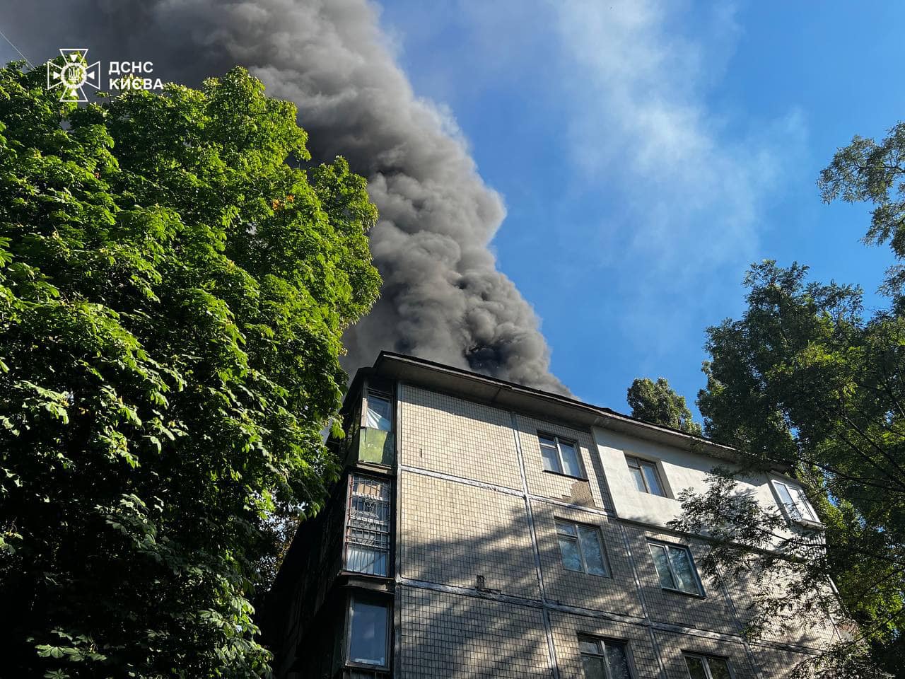 У Києві згорів дах багатоповерхівки, при ліквідації пожежі евакуювали мешканців (фото, відео)