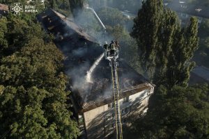 У Києві згорів дах багатоповерхівки, при ліквідації пожежі евакуювали мешканців (фото, відео)