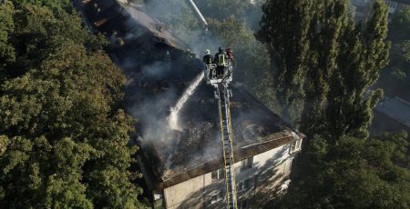 У Києві згорів дах багатоповерхівки, при ліквідації пожежі евакуювали мешканців (фото, відео)