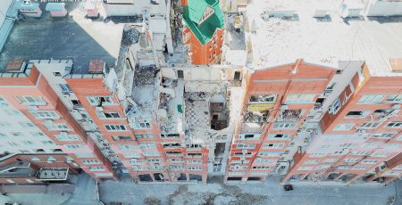 У Дніпрі завершили розбір завалів пошкодженої російською ракетою багатоповерхівки, 3 людини загинули