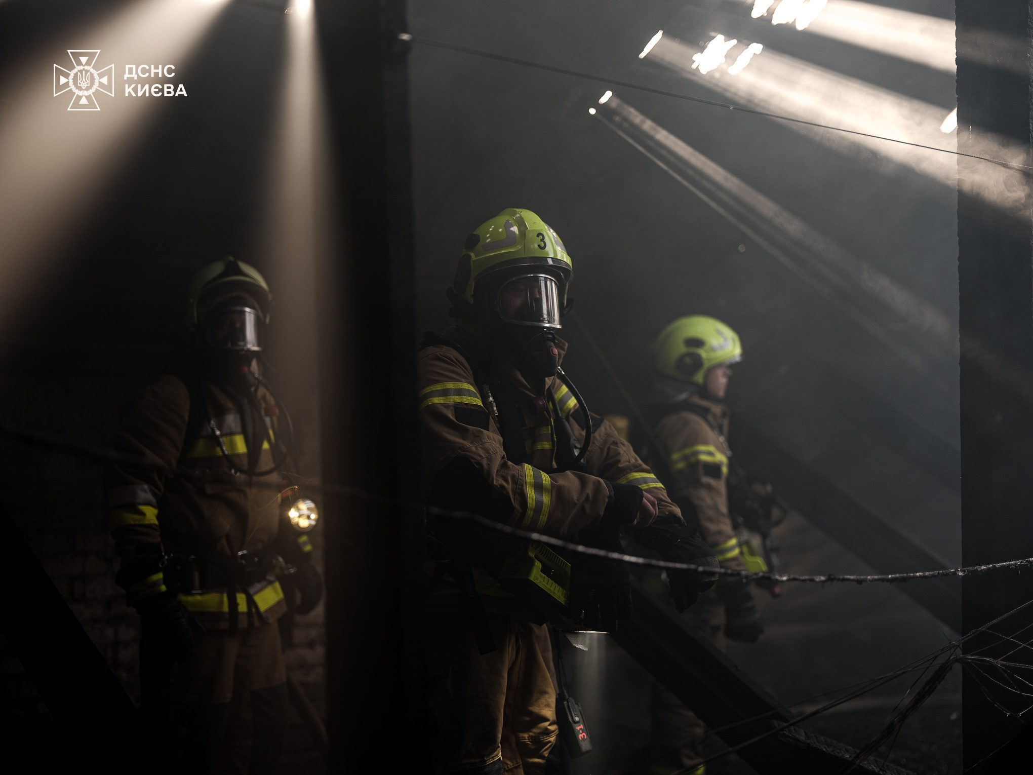 У Києві згорів дах багатоповерхівки, при ліквідації пожежі евакуювали мешканців (фото, відео)