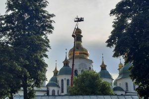 На центральний купол Софійського собору повернули хрест (фото)