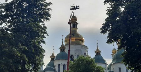 На центральний купол Софійського собору повернули хрест (фото)