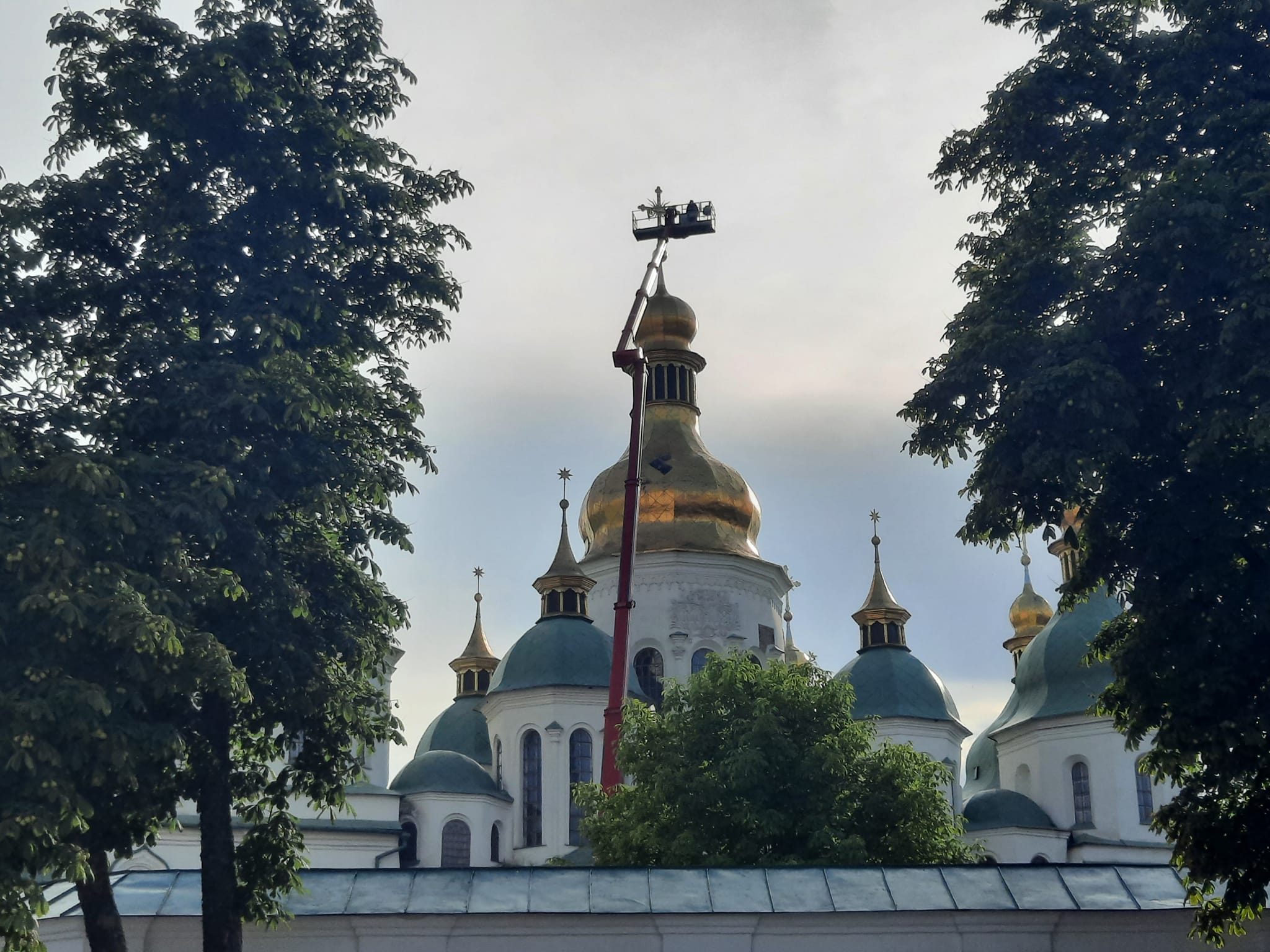 На центральний купол Софійського собору повернули хрест (фото)