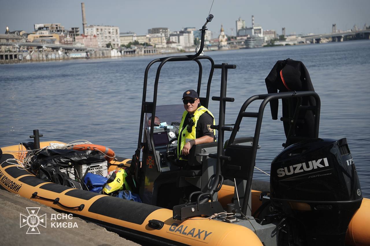 Рятувальники знайшли та доставили на берег тіло хлопця, який вчора впав з атракціону біля Пішохідного мосту