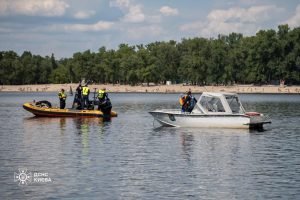 Біля Пішохідного мосту у Києві рятувальники продовжили пошуки тіла хлопця, який впав з атракціону