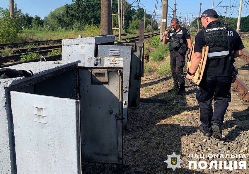 У Києві затримали диверсантів, які спалили авто військового та залізничну релейну шафу (відео)